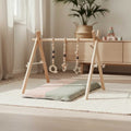 Holz-Babyspielbogen mit schwarz-weißem Spielzeug