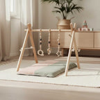 Holz-Babyspielbogen mit schwarz-weißem Spielzeug
